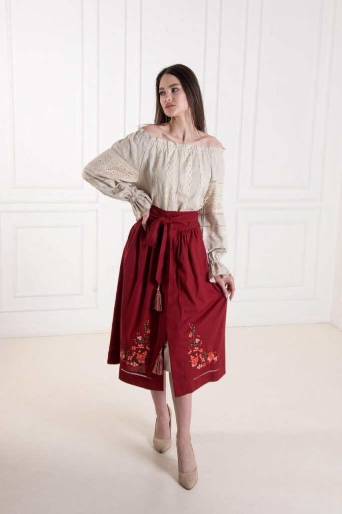 Жіночий вишитий костюм Купава (бордо)