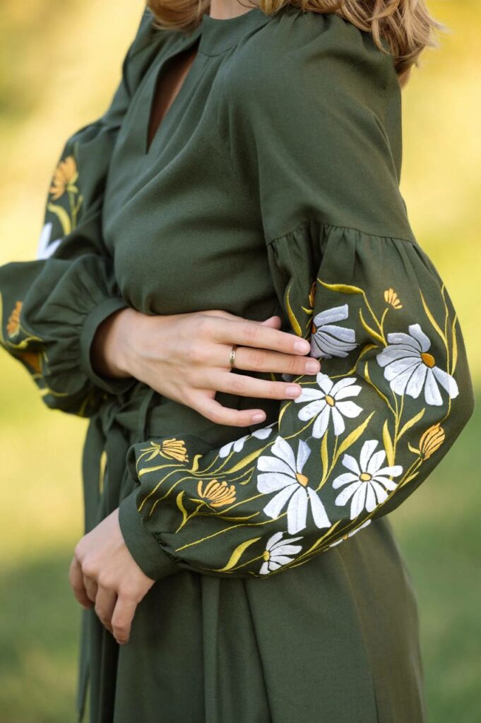 Жіноча вишита сукня Ромашкове поле (хакі)