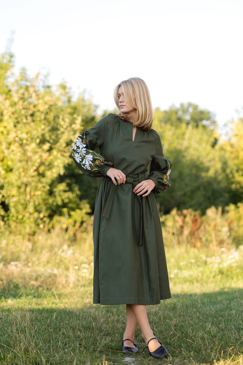 Жіноча вишита сукня Ромашкове поле (хакі) hover image