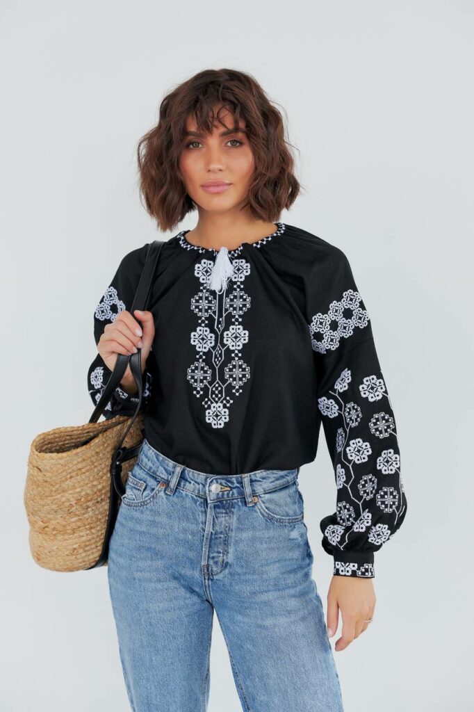 Жіноча вишиванка Бавовна (чорна )