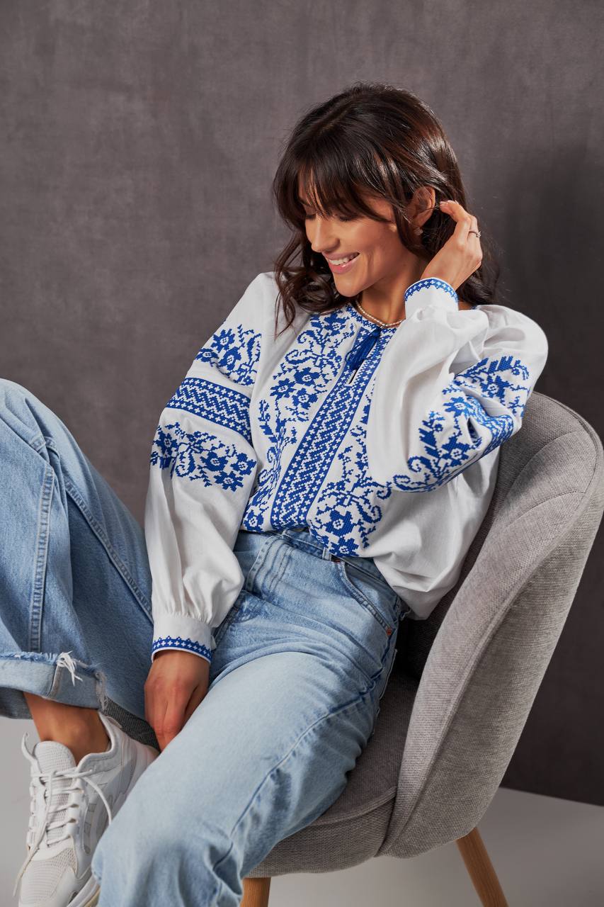 Жіноча вишиванка Бандерівка (біло-блакитна)