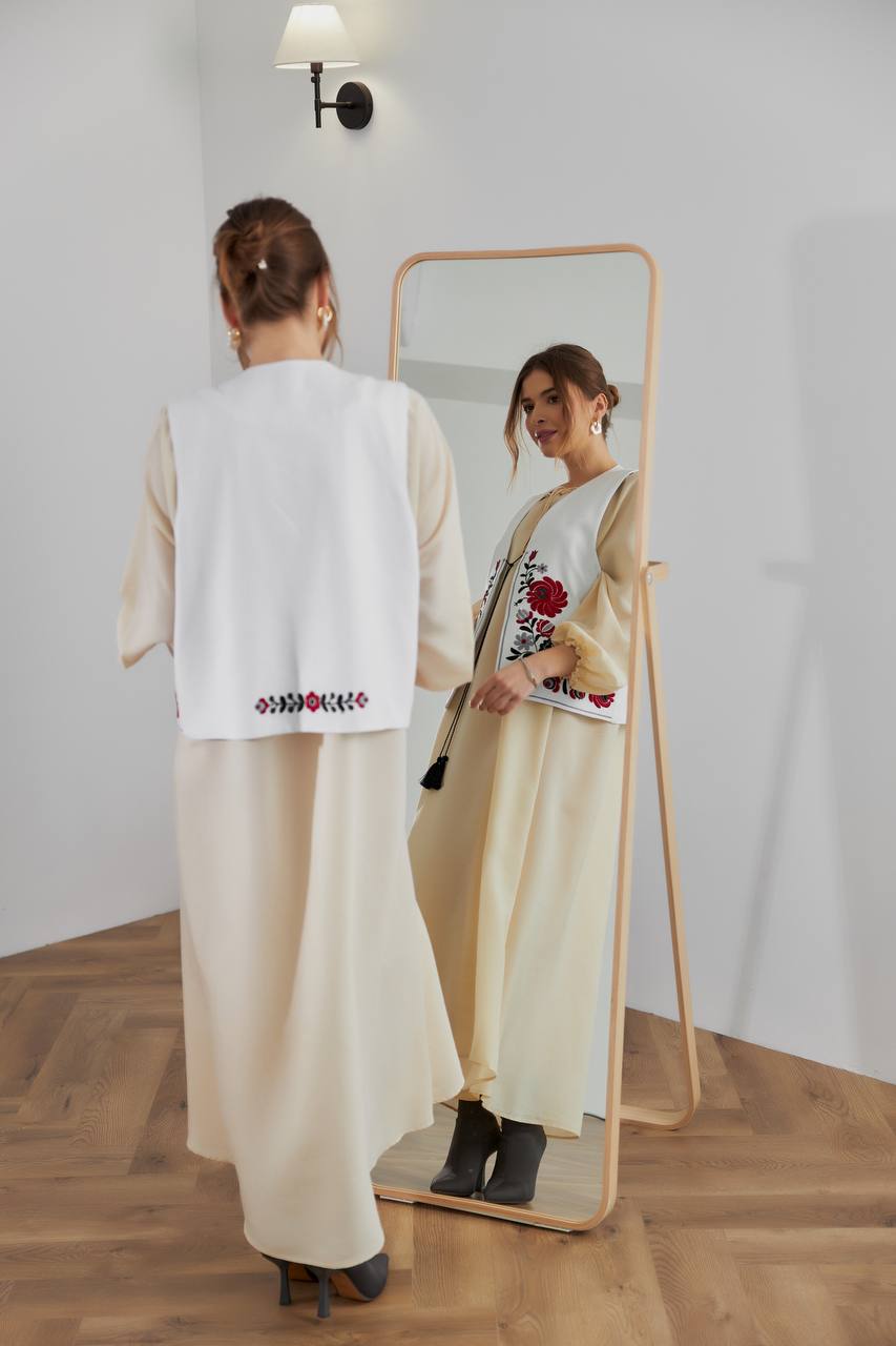 Жіноча вишита жилетка Петриківка (біла) hover image