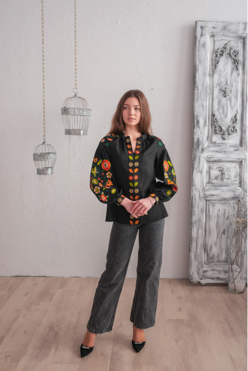 Жіноча вишиванка Веснянка (чорна) hover image