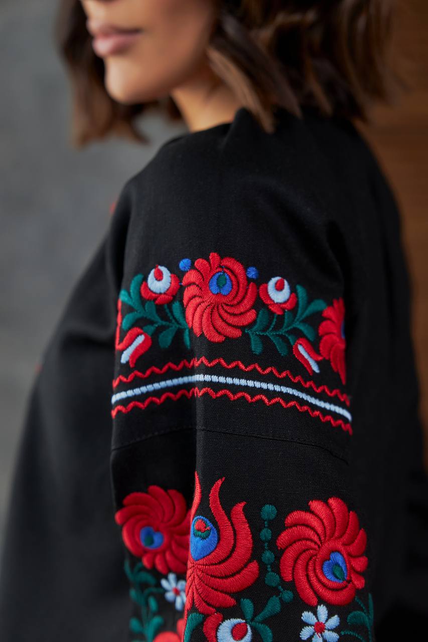 Жіноча вишиванка Петриківка (чорна)