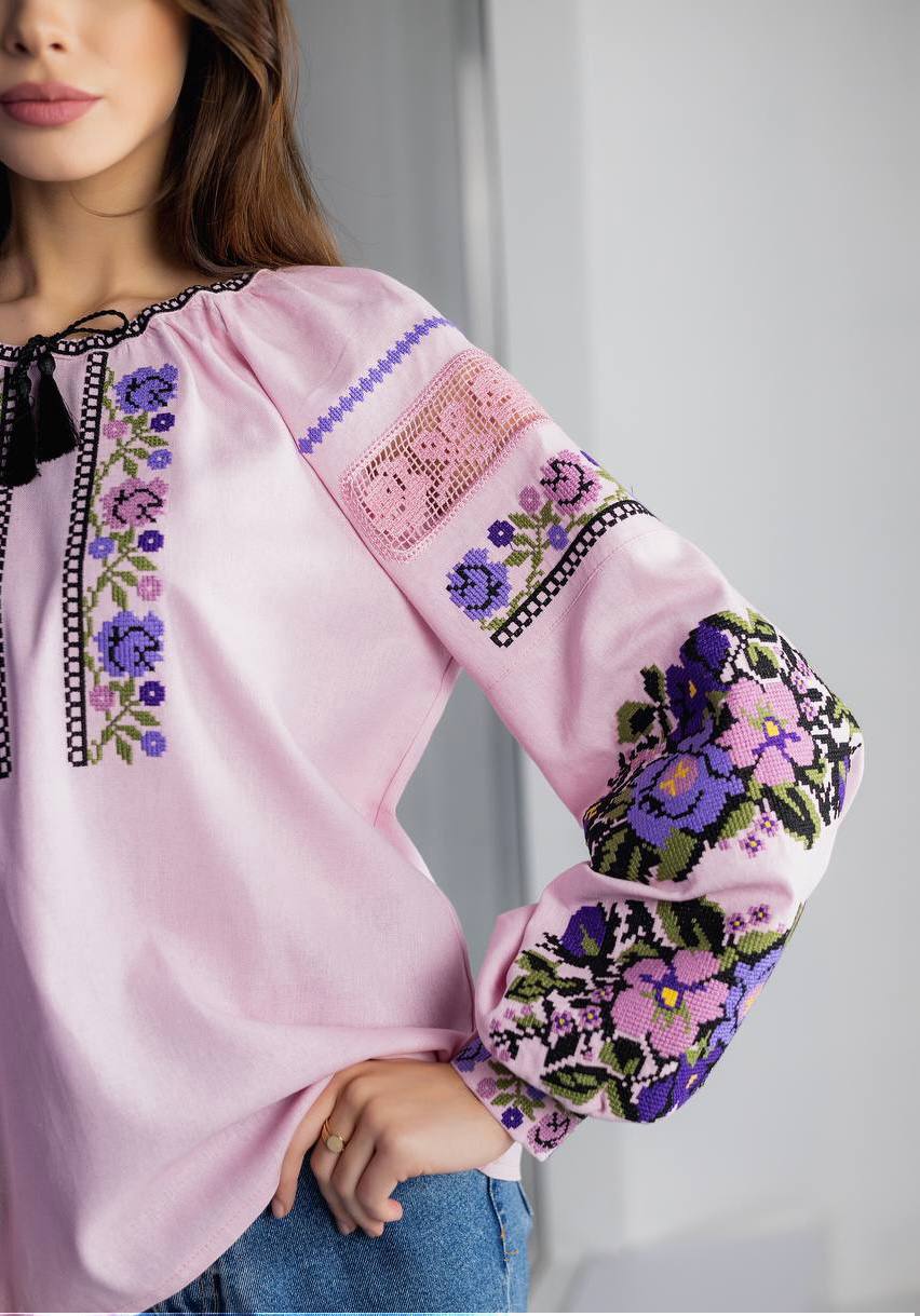 Жіноча вишиванка Мрія (рожева) hover image