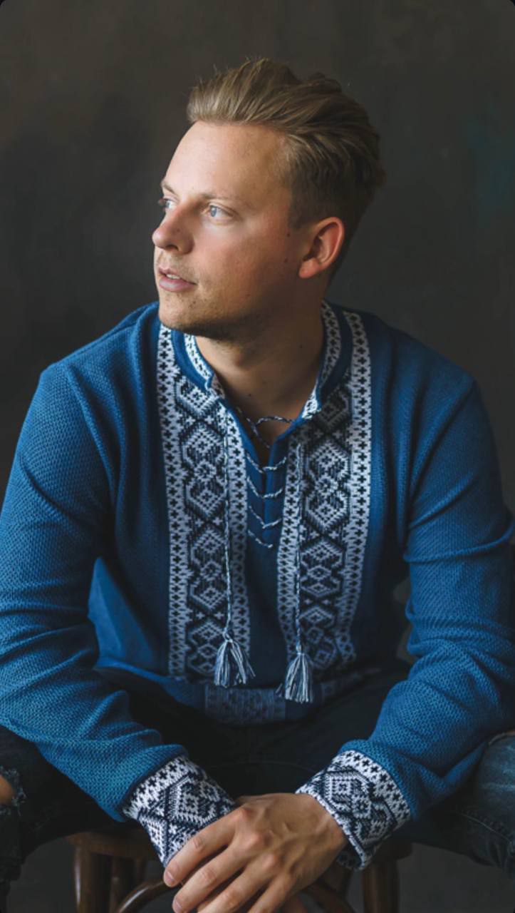 В’язана чоловіча вишиванка Газда (блакитна) hover image