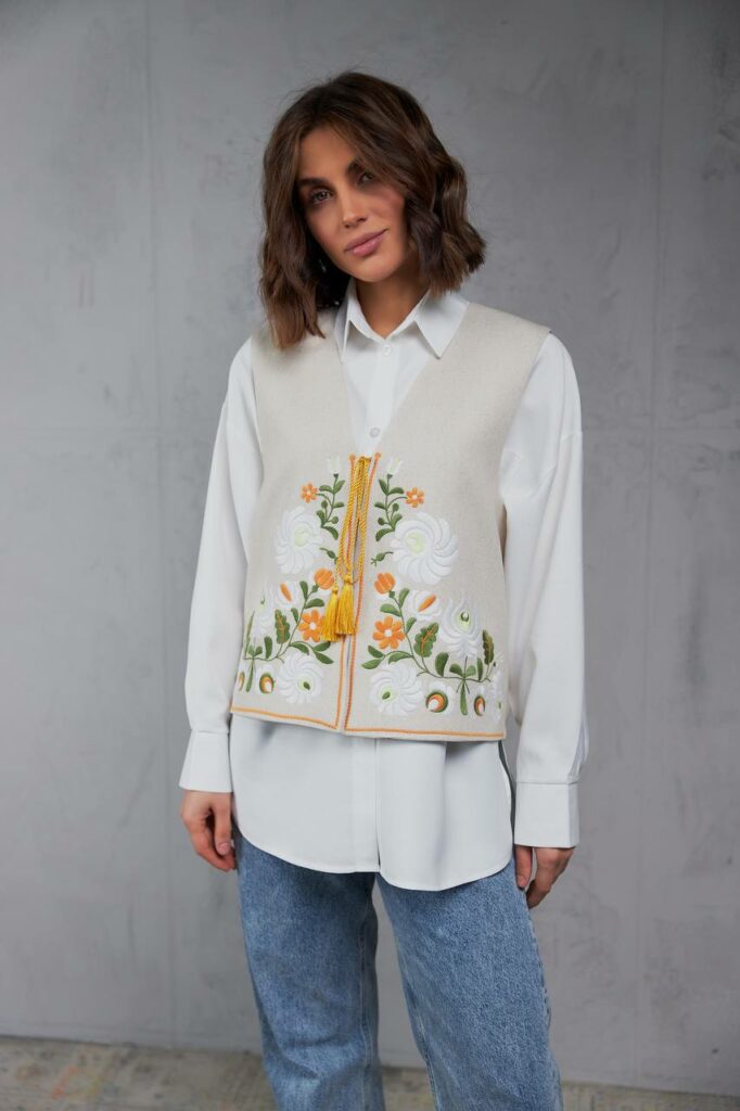 Жіноча вишита жилетка Петриківка (беж)