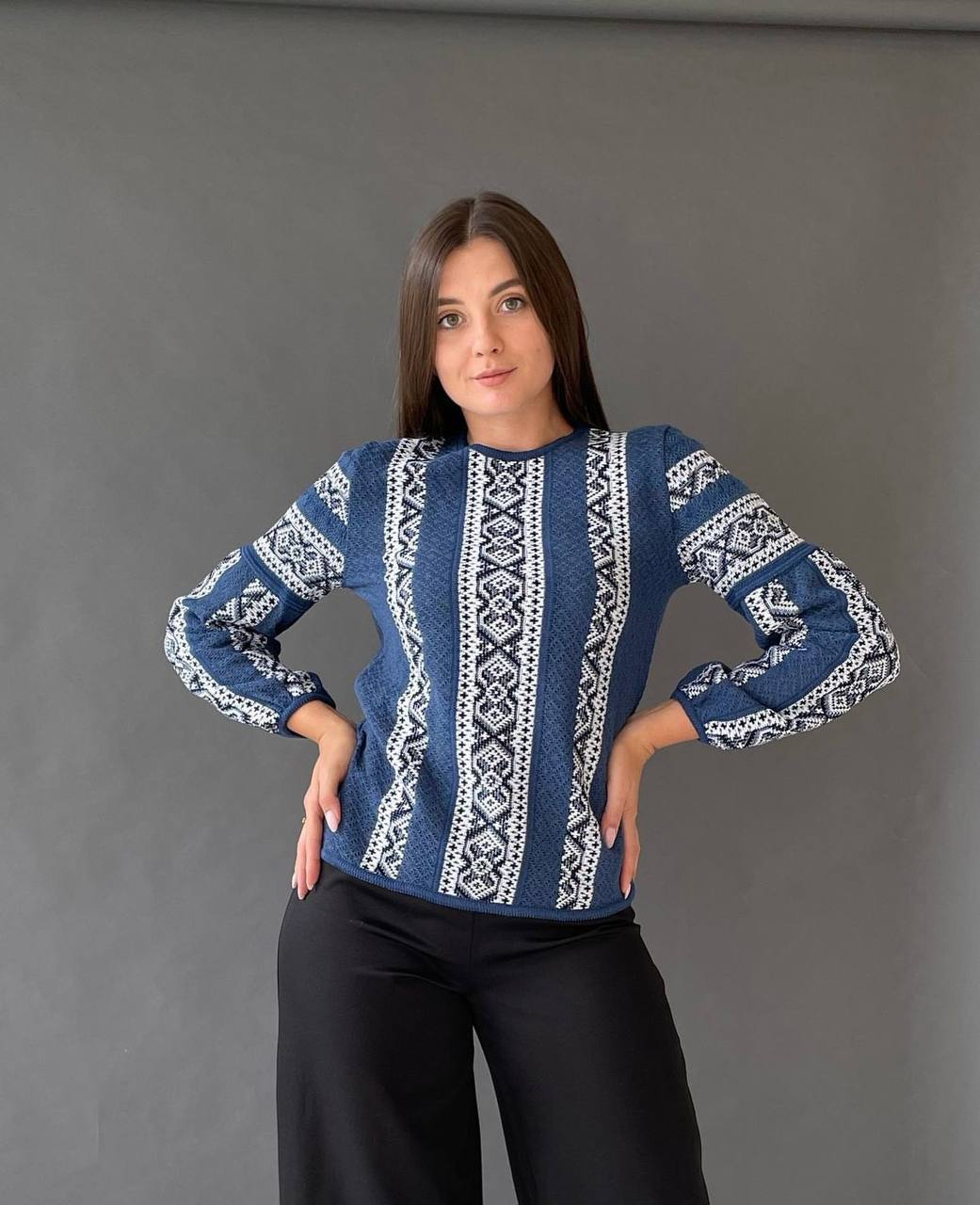 В’язана жіноча вишиванка Газдиня (блакитна)