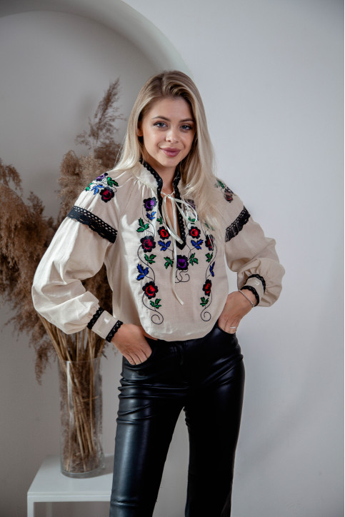 Жіноча вишиванка “Казка”(бежева) hover image