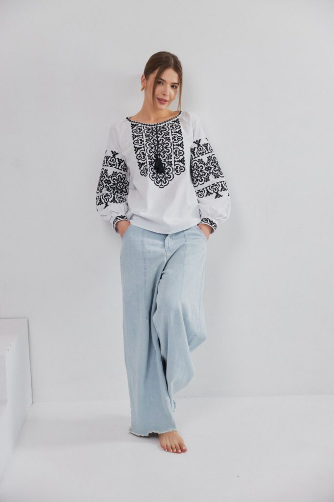 Жіноча вишита сорочка Козачка (біло-чорна)