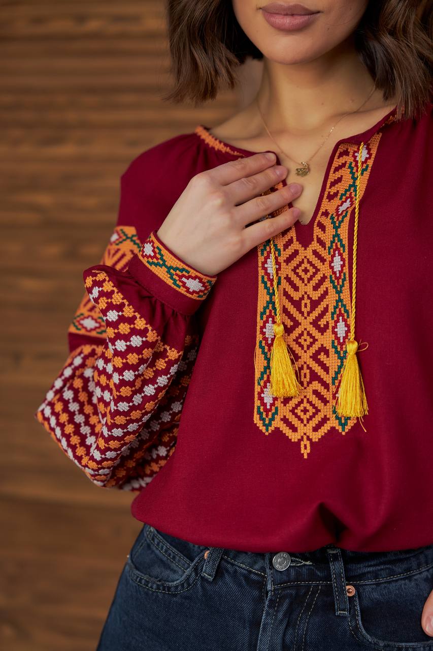 Жіноча вишиванка Колоритна (бордо) hover image