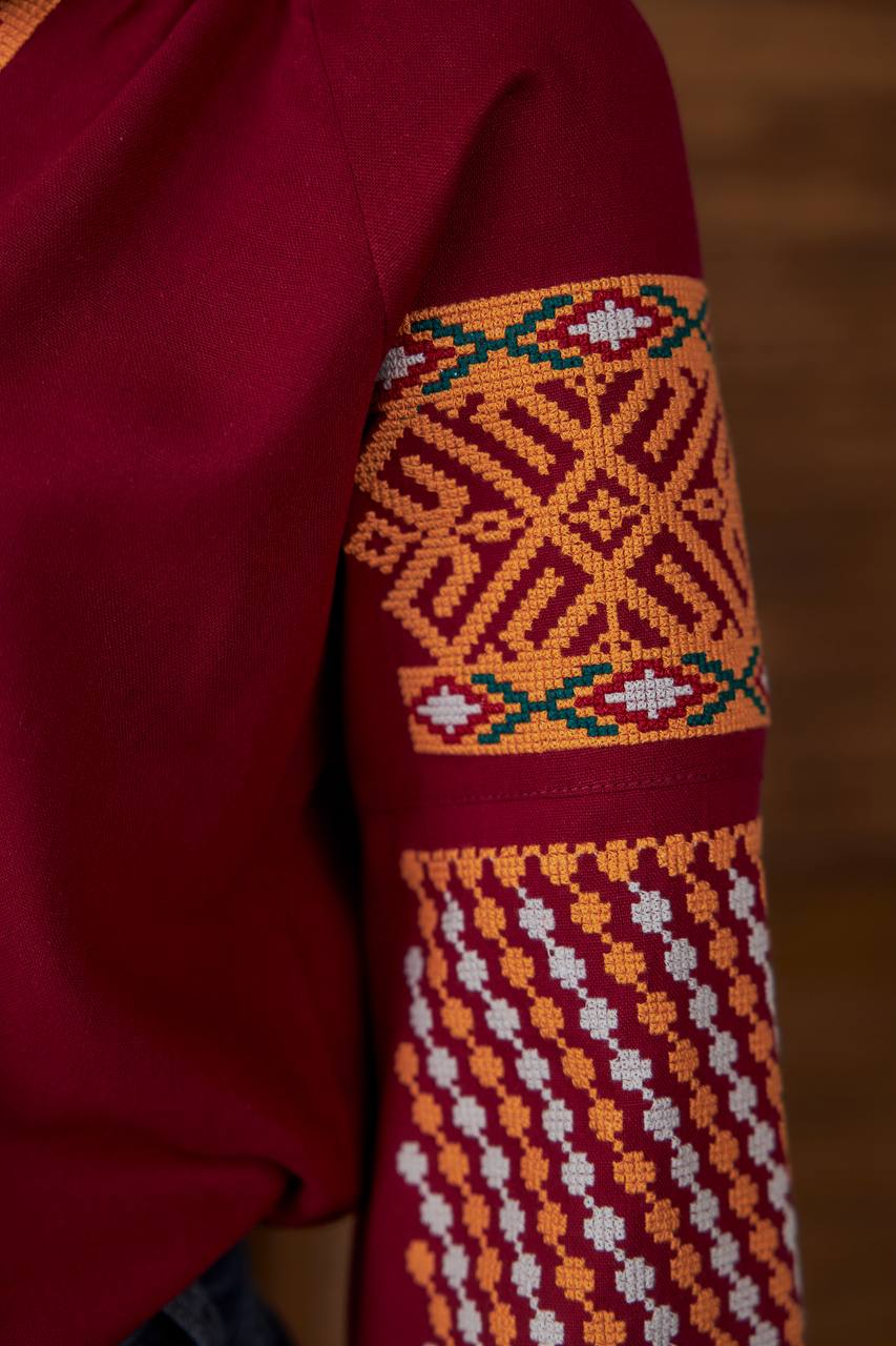 Жіноча вишиванка Колоритна (бордо)