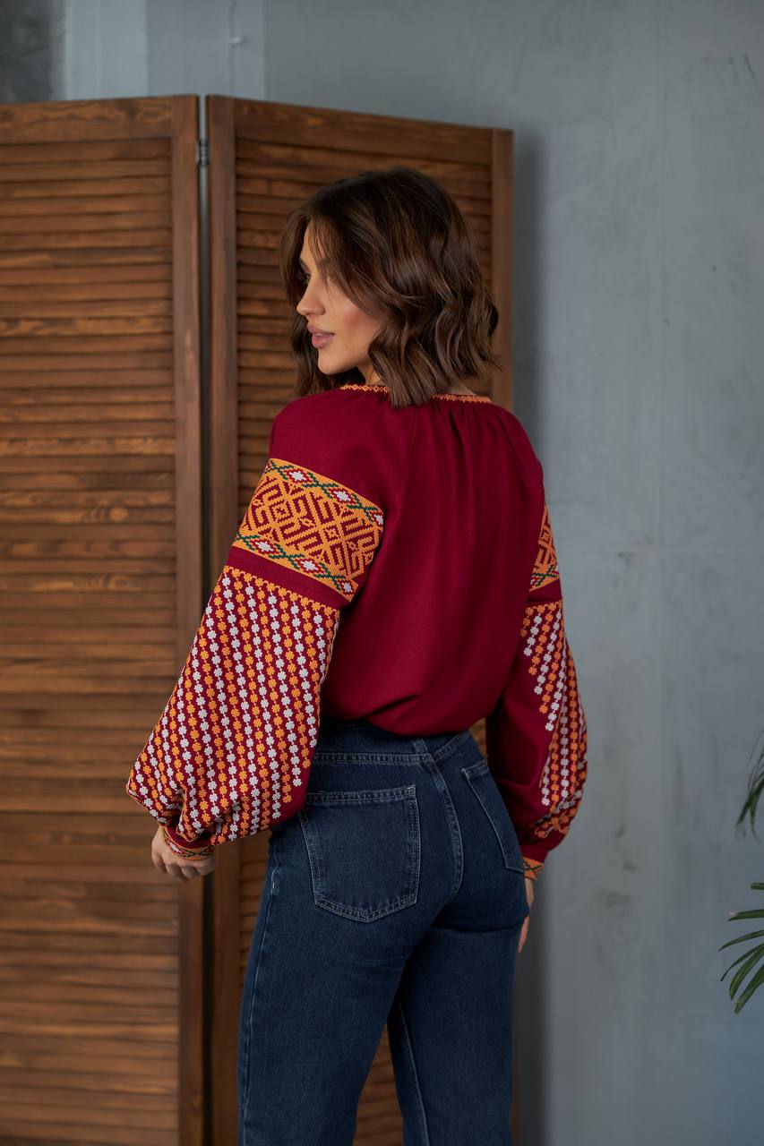 Жіноча вишиванка Колоритна (бордо)
