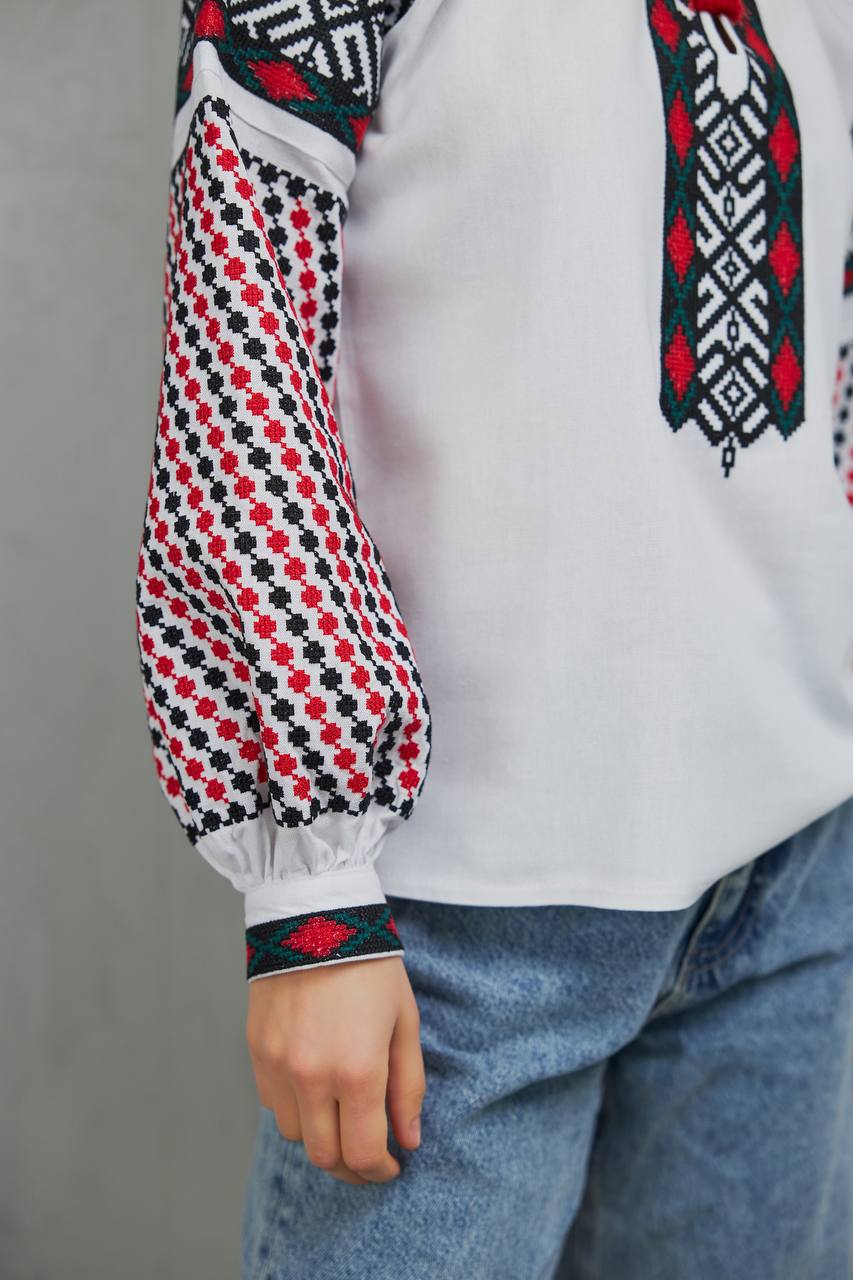 Жіноча вишиванка Колоритна (біла)