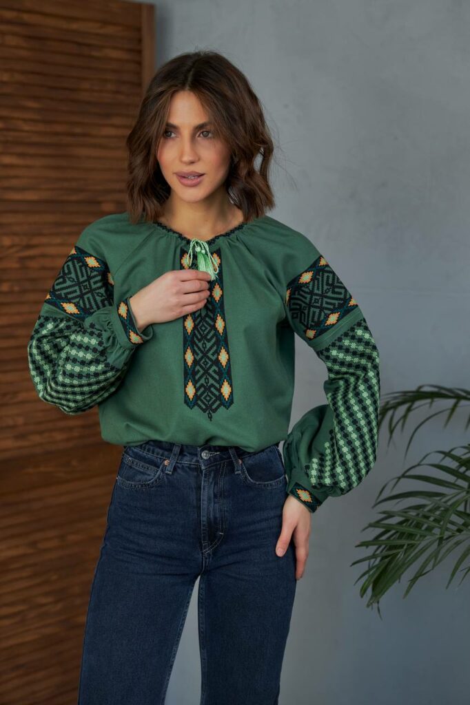 Жіноча вишиванка Колоритна (зелена)