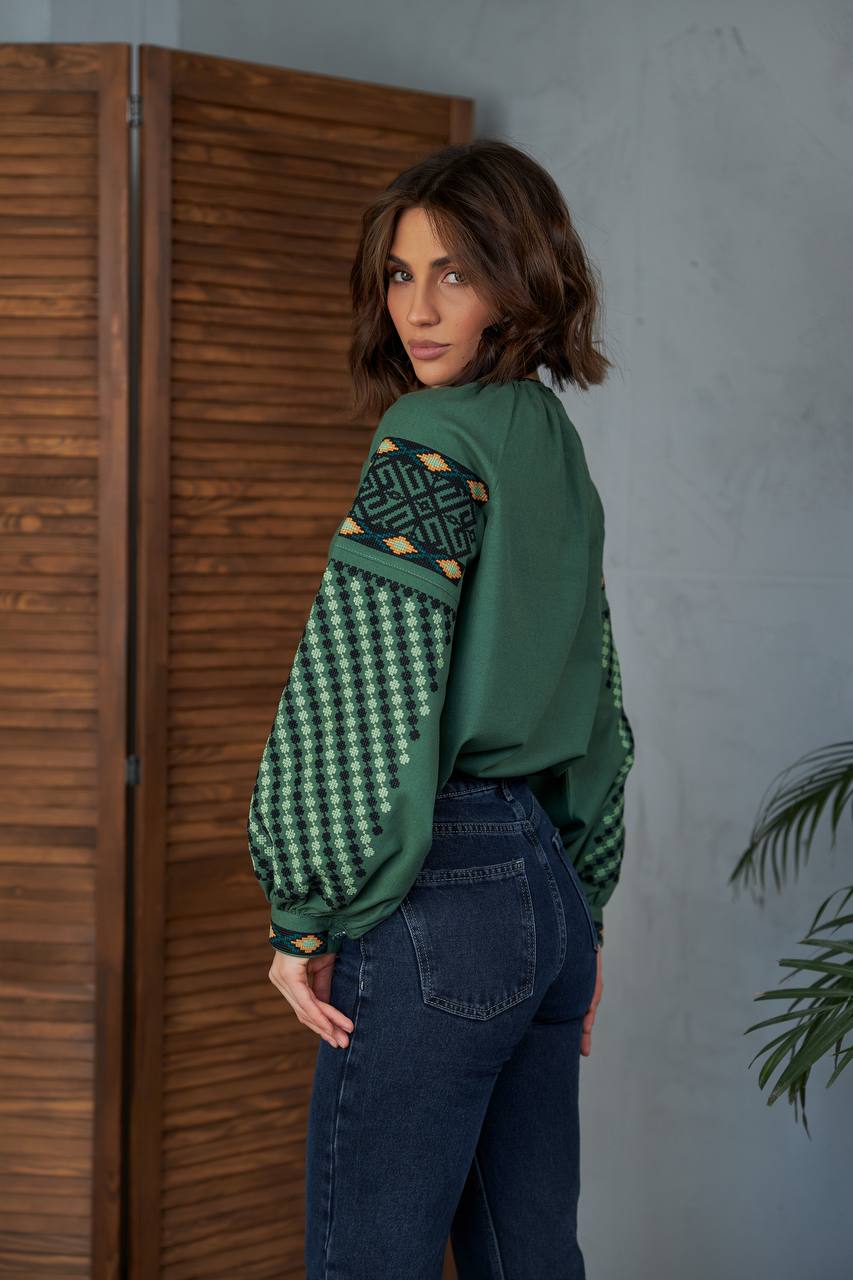 Жіноча вишиванка Колоритна (зелена)