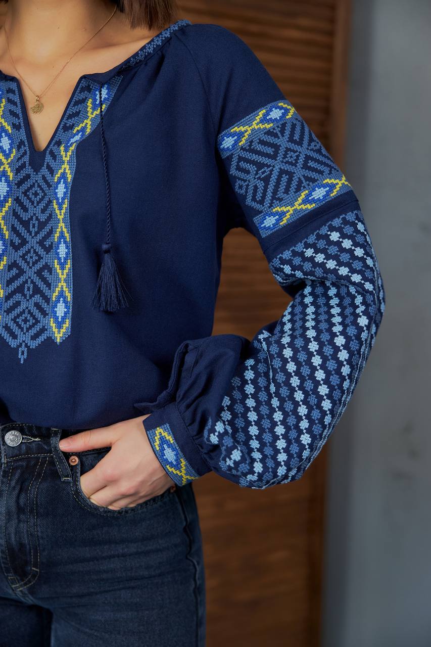 Жіноча вишиванка Колоритна (синя) hover image