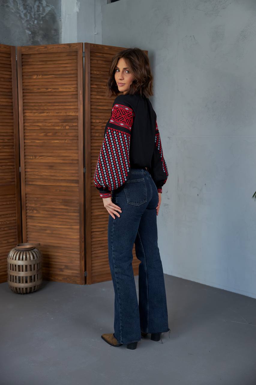 Жіноча вишиванка Колоритна (чорна)