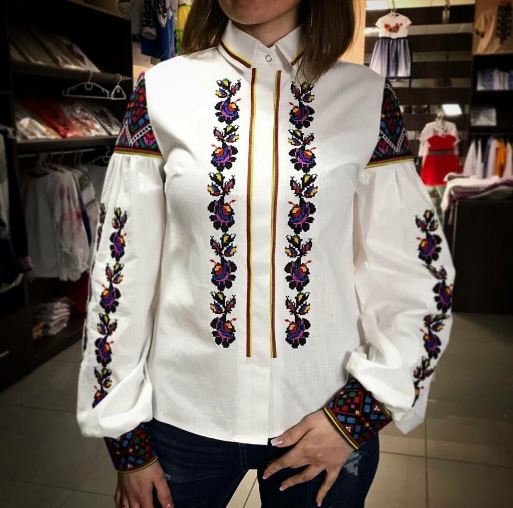 Дизайнерська вишита сорочка з комірцем