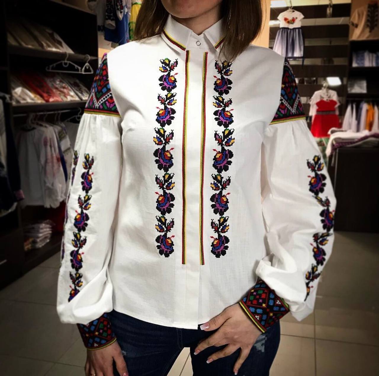 Дизайнерська вишита сорочка з комірцем