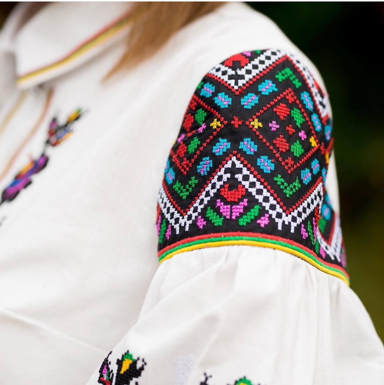 Дизайнерська вишита сорочка з комірцем hover image