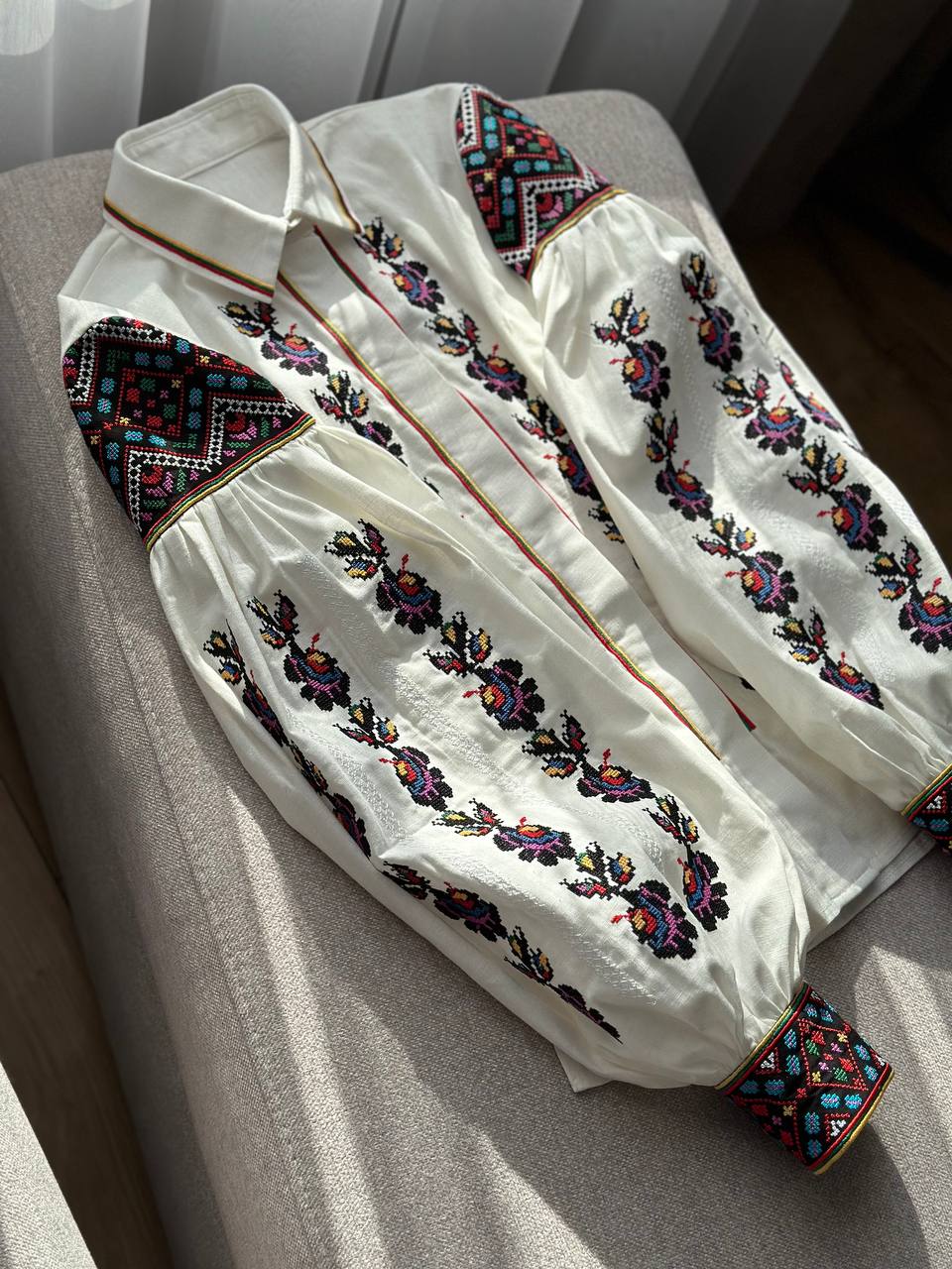 Дизайнерська вишита сорочка з комірцем