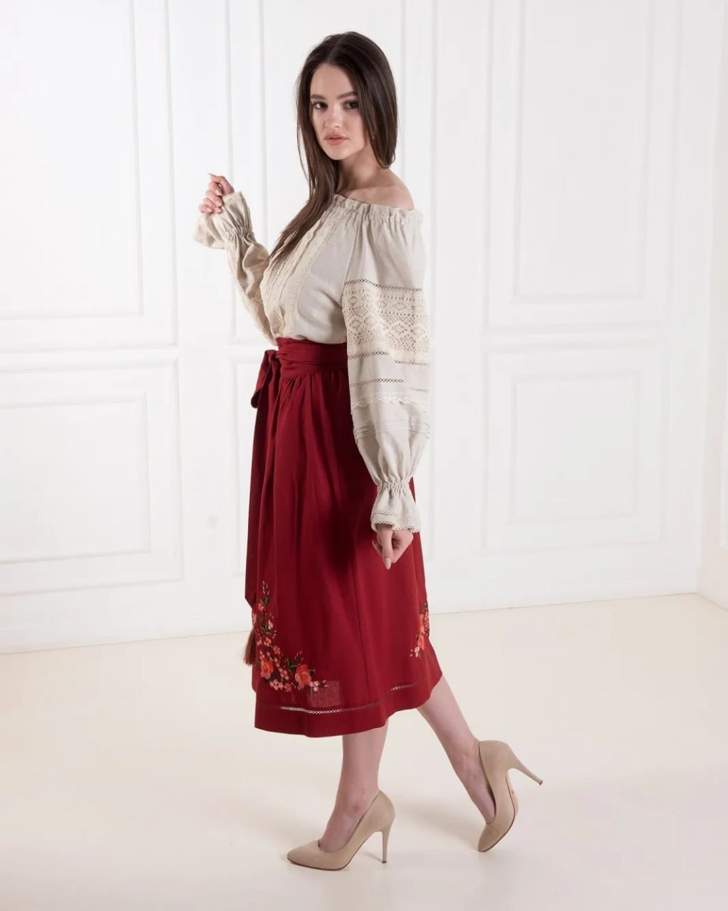 Жіночий вишитий костюм Купава (бордо)