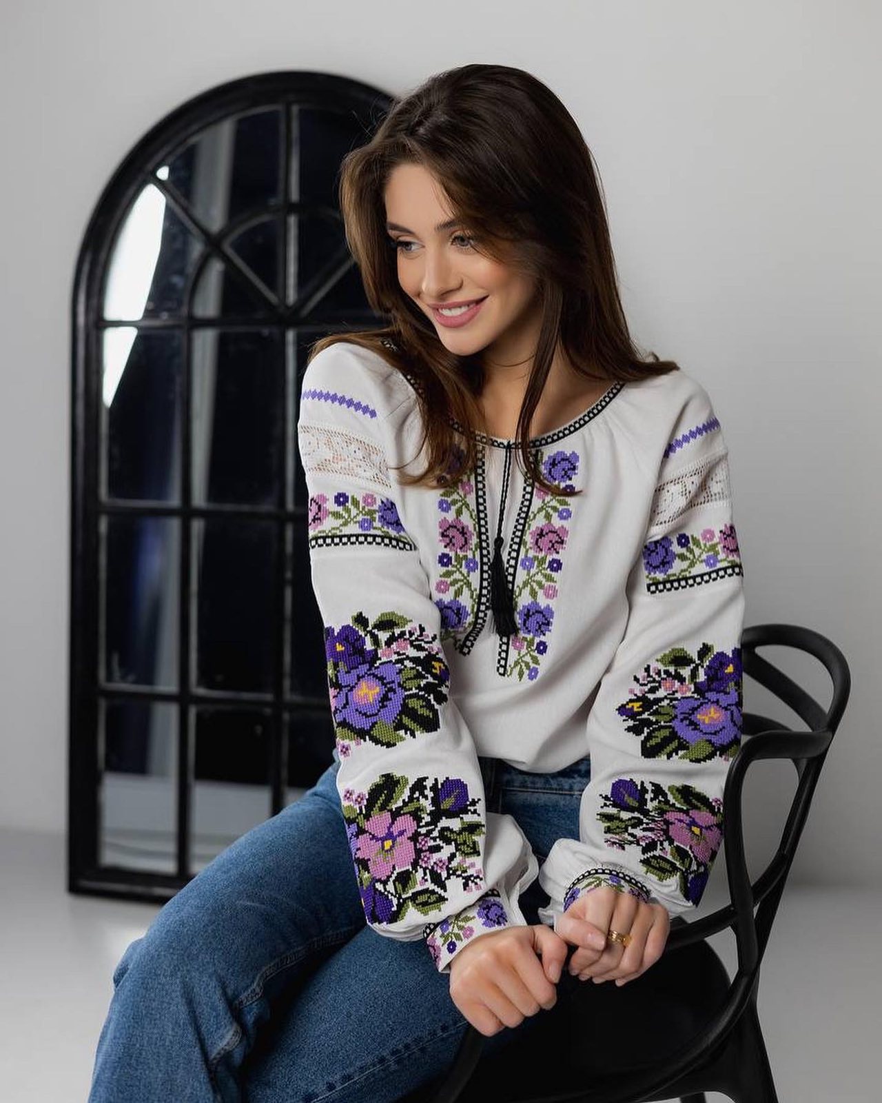 Жіноча вишиванка Мрія (біло-фіолетова)