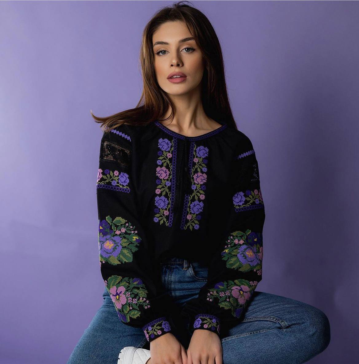 Жіноча вишиванка Мрія (чорна) hover image