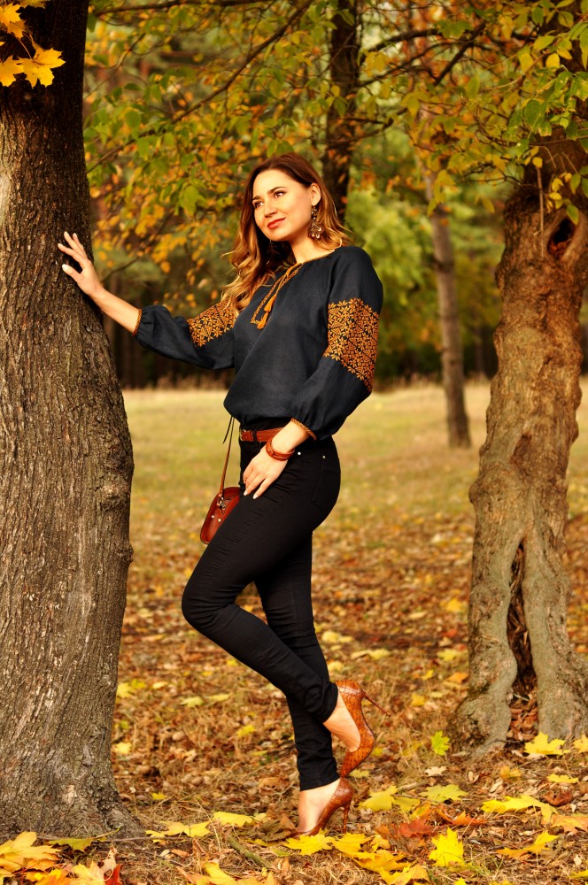 Жіноча вишиванка Липа (темно-синя)