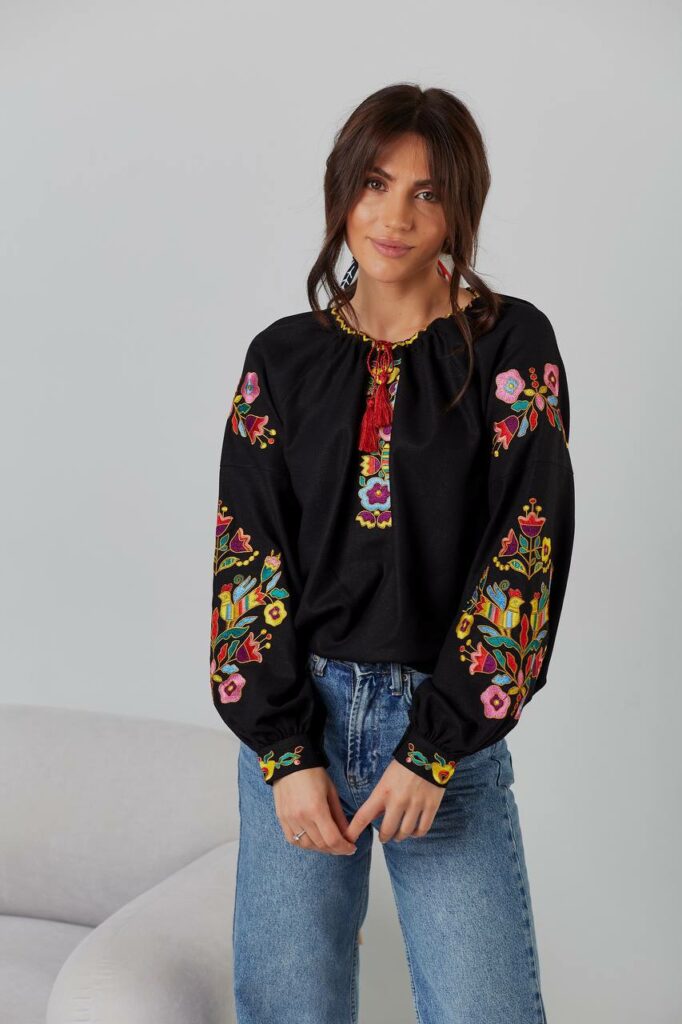 Жіноча вишиванка Гуцулка (чорна)