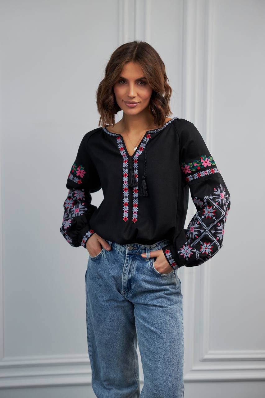 Жіноча вишиванка Нескорена (чорна)