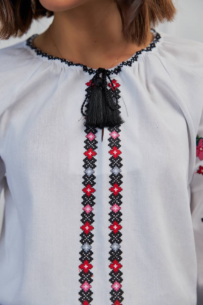 Жіноча вишиванка Нескорена (біла) hover image