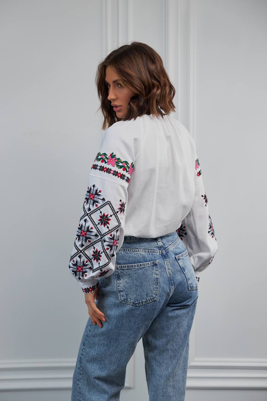 Жіноча вишиванка Нескорена (біла)