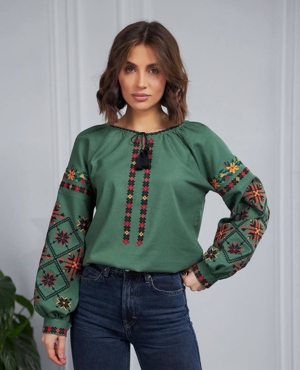 Жіноча вишиванка Нескорена (зелена)