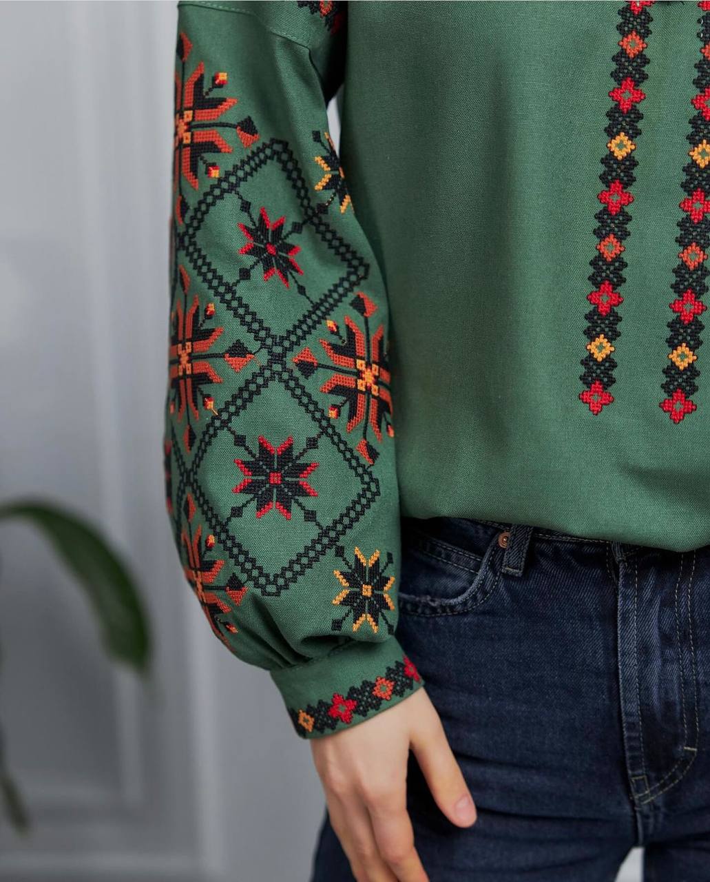 Жіноча вишиванка Нескорена (зелена) hover image