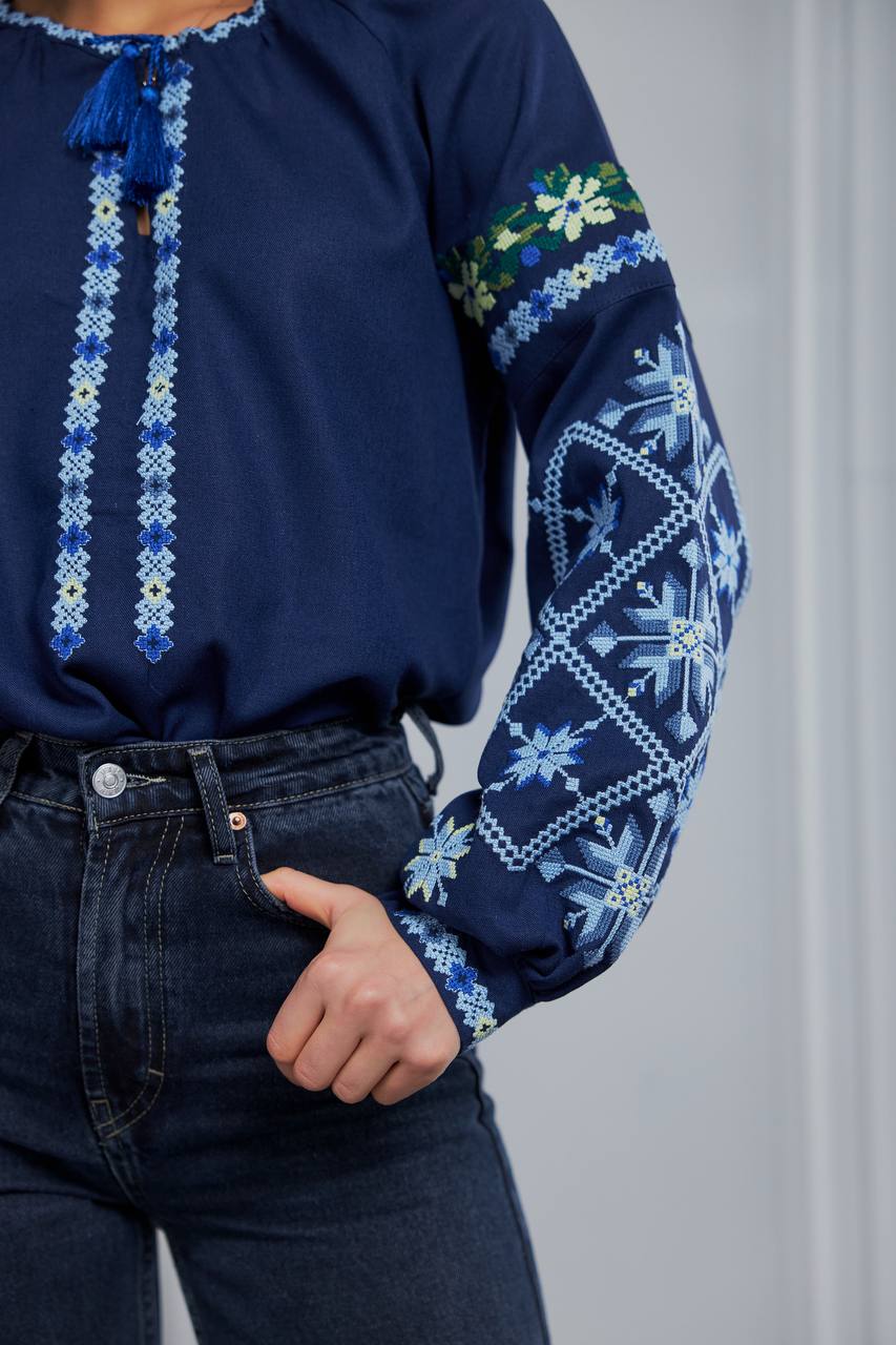 Жіноча вишиванка Нескорена (синя)