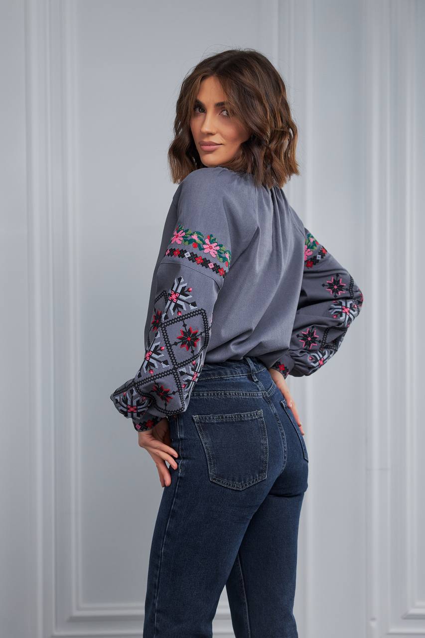 Жіноча вишиванка Нескорена (сіра)