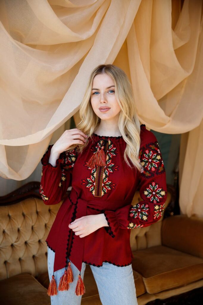 Жіноча вишиванка Сузір`я (бордо з червоним)