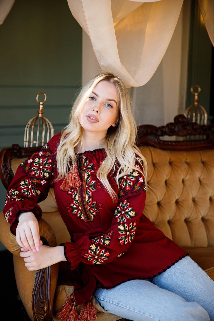 Жіноча вишиванка Сузір`я (бордо з червоним) hover image