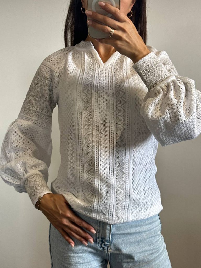 В’язана жіноча вишиванка Газдиня (біла)