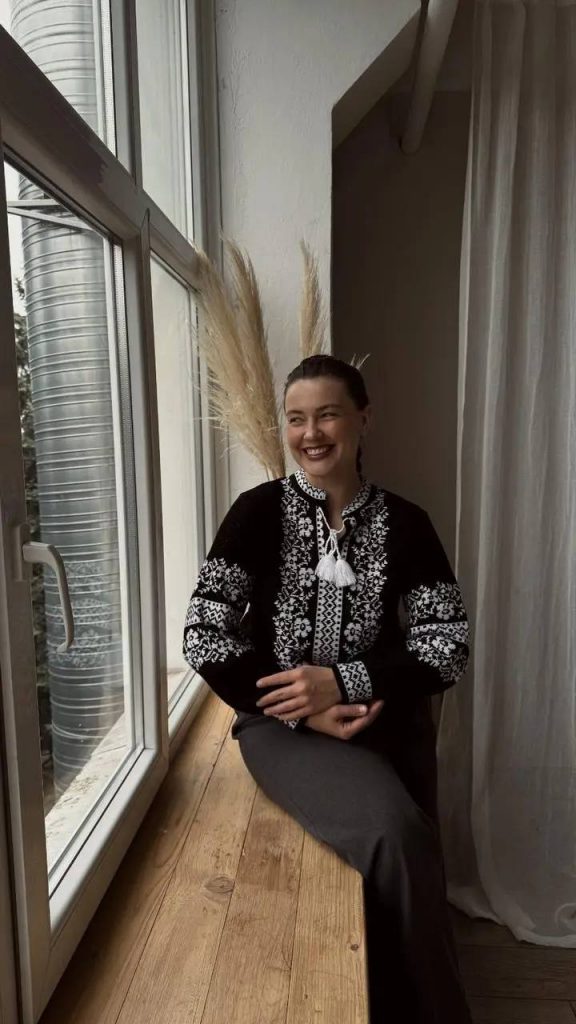 В’язана жіноча вишиванка Газдиня (чорна з білим)