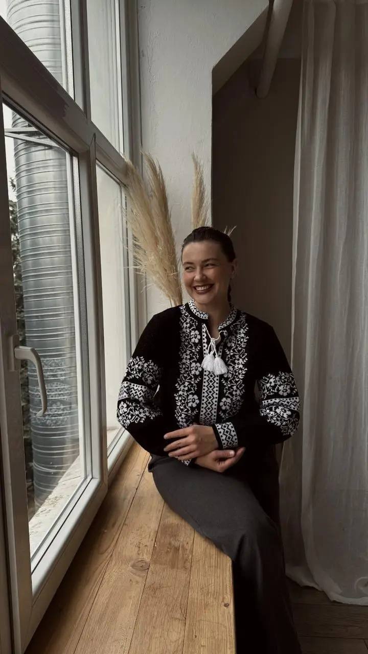 В’язана жіноча вишиванка Газдиня (чорна з білим) hover image