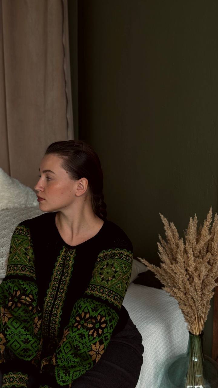 В’язана жіноча вишиванка Газдиня (чорна з зеленим)