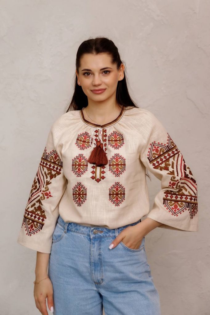 Жіноча вишиванка Богуслава  (бежева з вишневим)