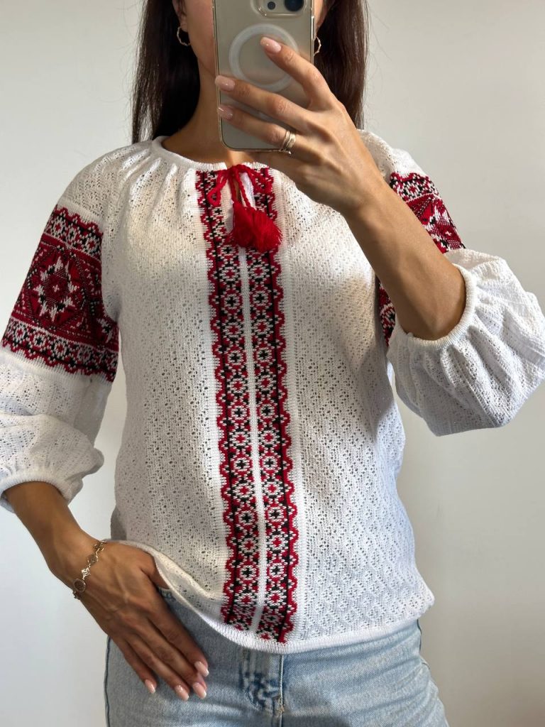 В’язана жіноча вишиванка Газдиня (біло-червона)