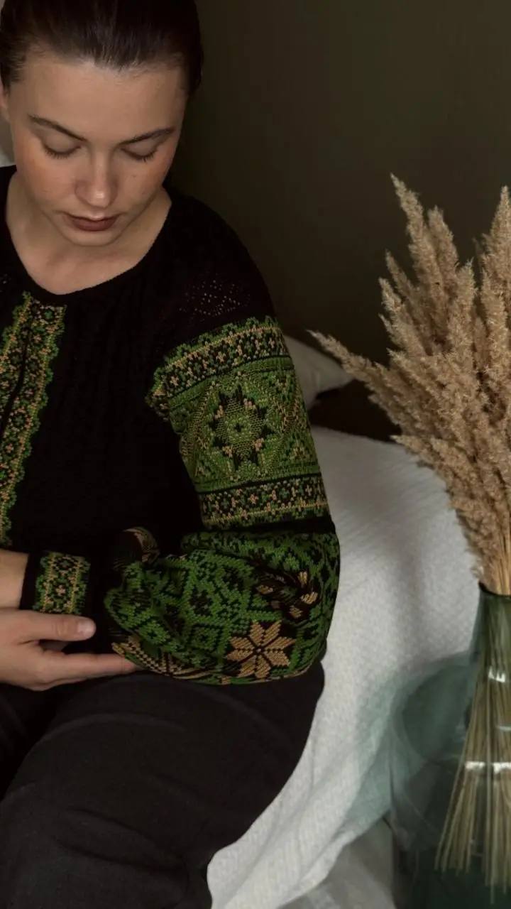 В’язана жіноча вишиванка Газдиня (чорна з зеленим) hover image
