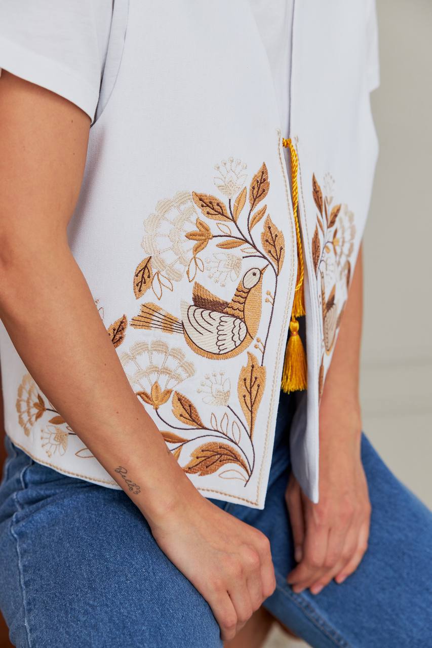 Жіноча вишита жилетка Дивоцвіт (біла) hover image