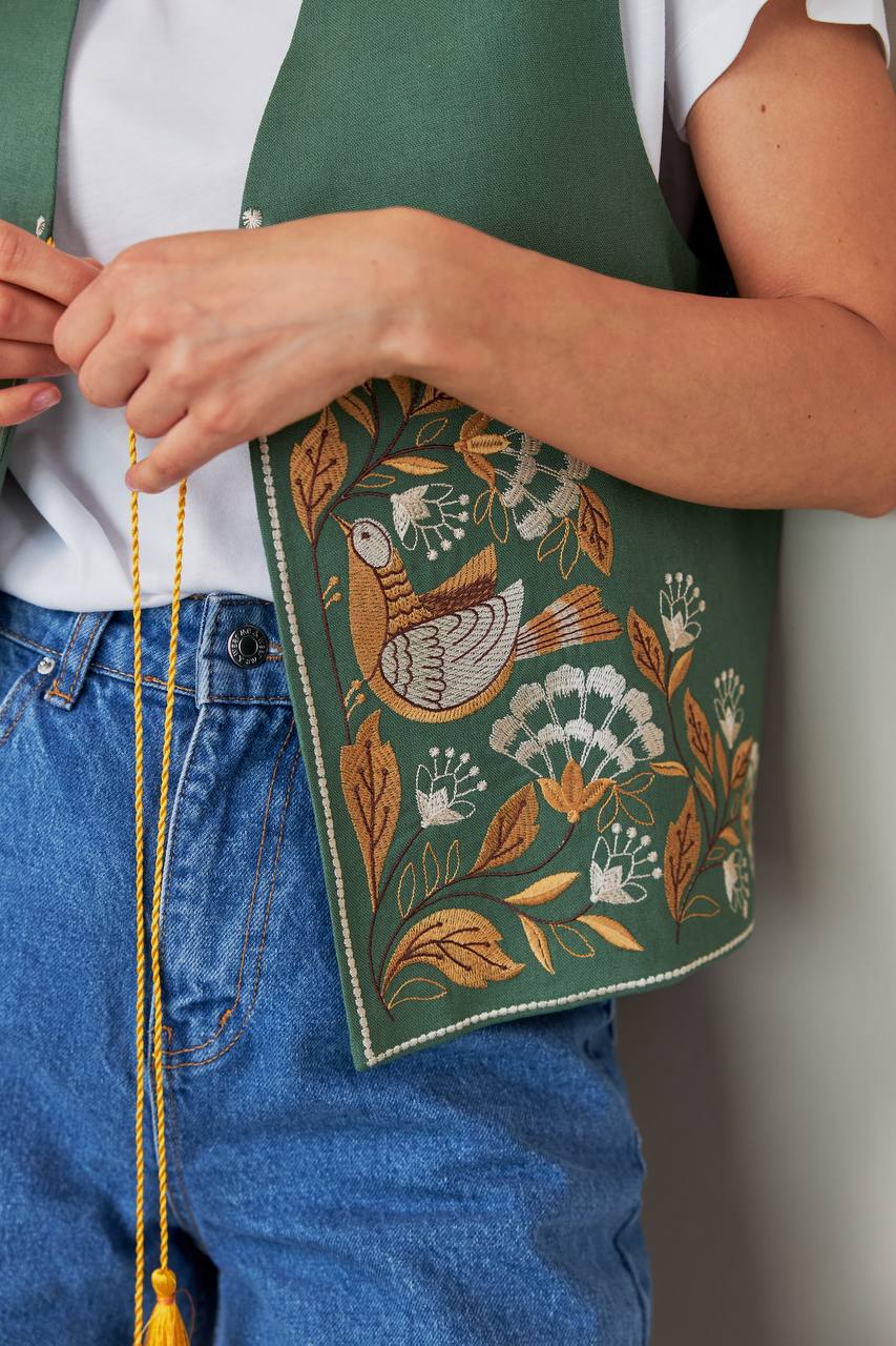 Жіноча вишита жилетка Дивоцвіт (зелена) hover image