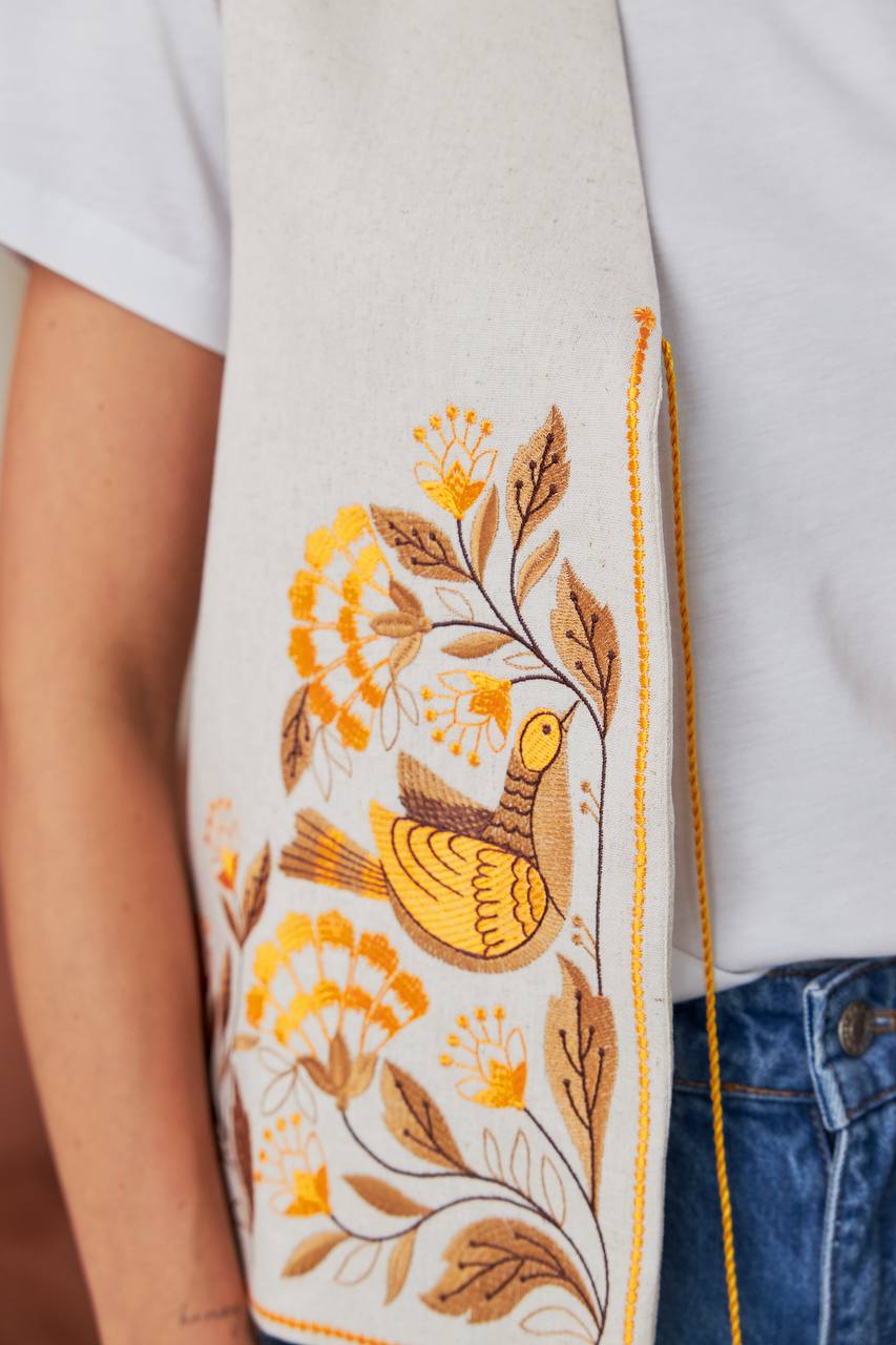 Жіноча вишита жилетка Дивоцвіт (молочна)